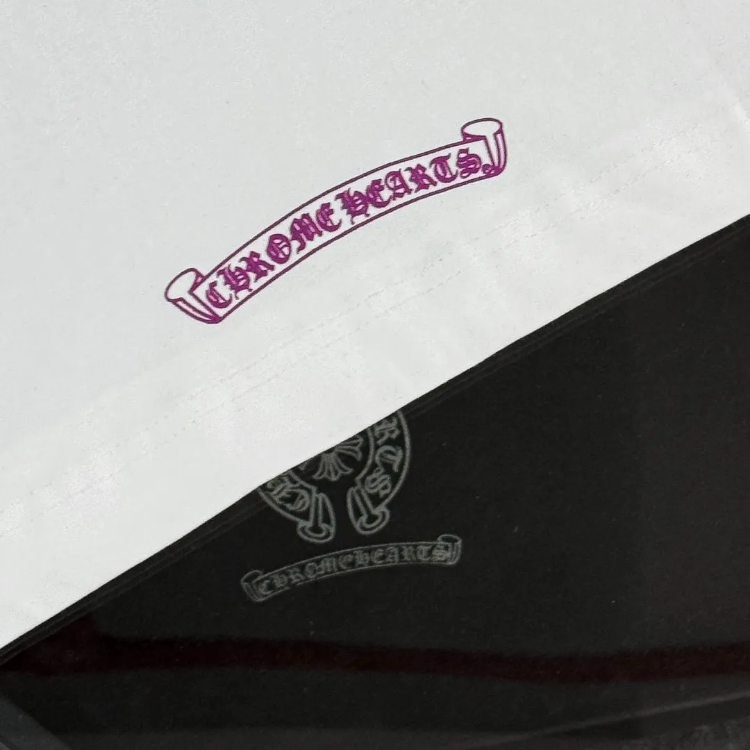 P170 Chrome Hearts Chrome Hearts 25 high version. The fabric is made of 300 grams of high-density pure cotton. It does not deform or shrink. It has three complete labels. It is the same style for men and women. Technology: thick silicone printing. Color: three colors. SIZE: S-XL.
